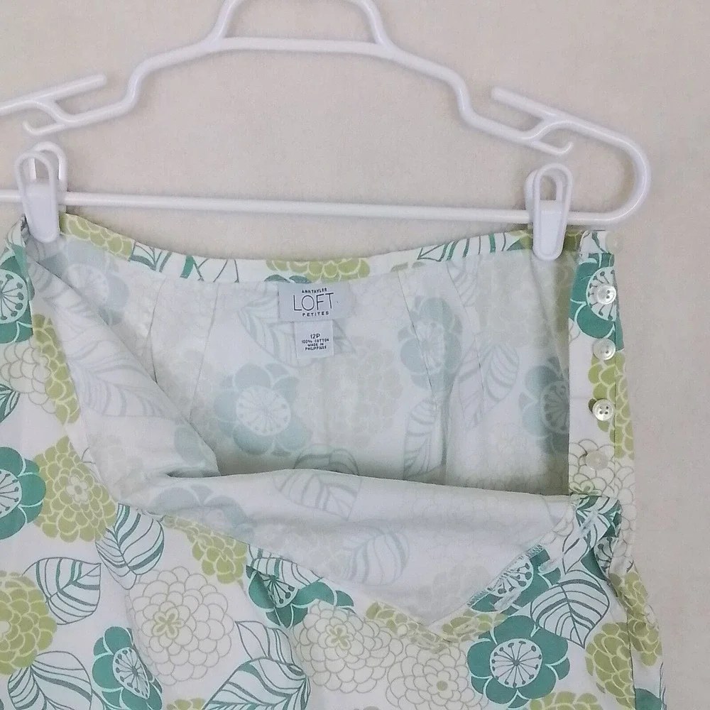 LOFT 100% Cotton Casual Short Skirt Size 12 Petite in White‎ Green Floral Design